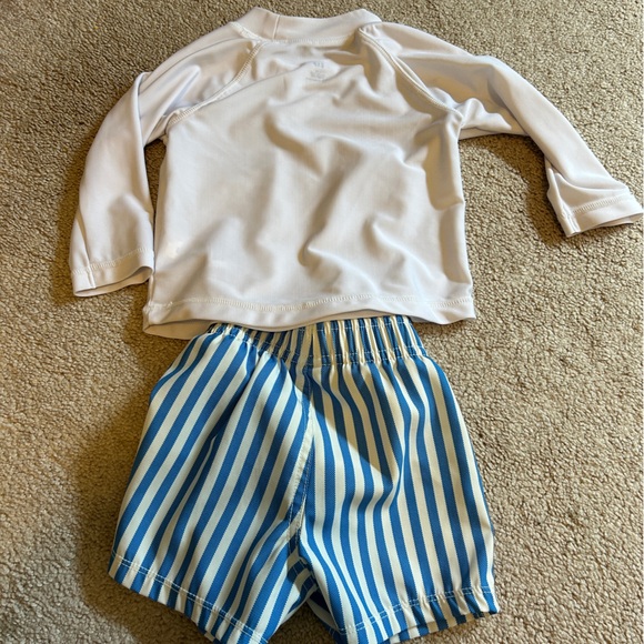 Baby gap swim suit 6-12 mo - Picture 2 of 2